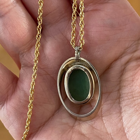 Nephrite jade color gold tone pendant & chain - Picture 5 of 6